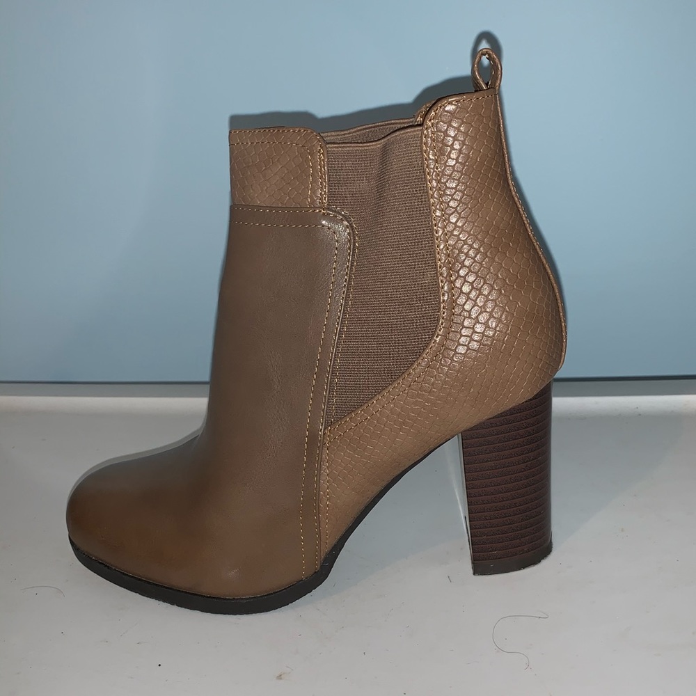 Light brown/tan heeled booties